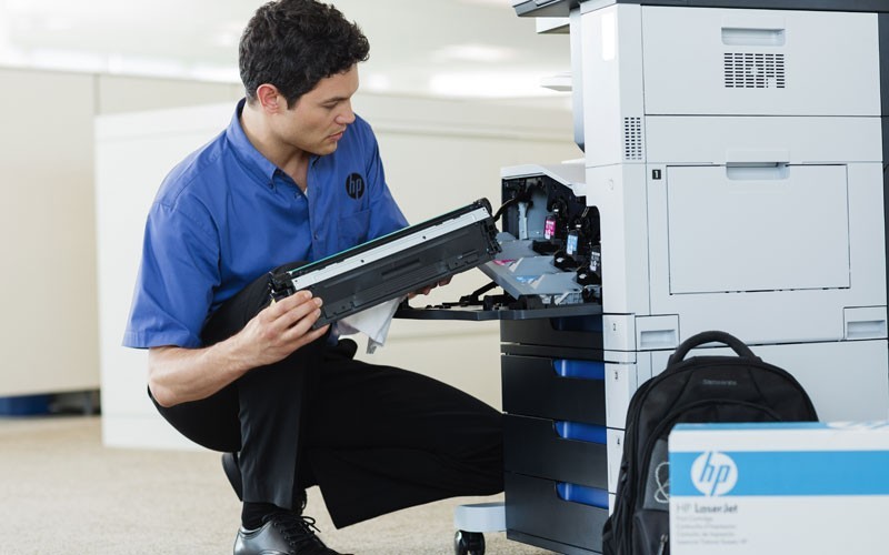 HP man working on printer HP Managed Print Services