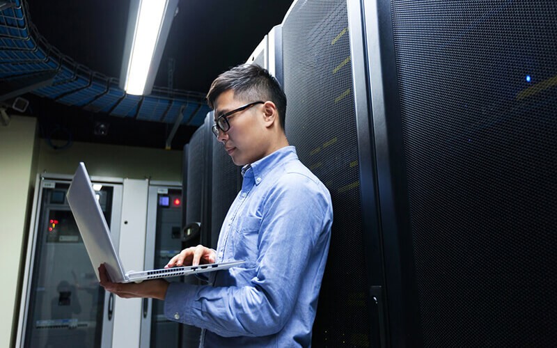 IT engineer inspecting workload performance of data center